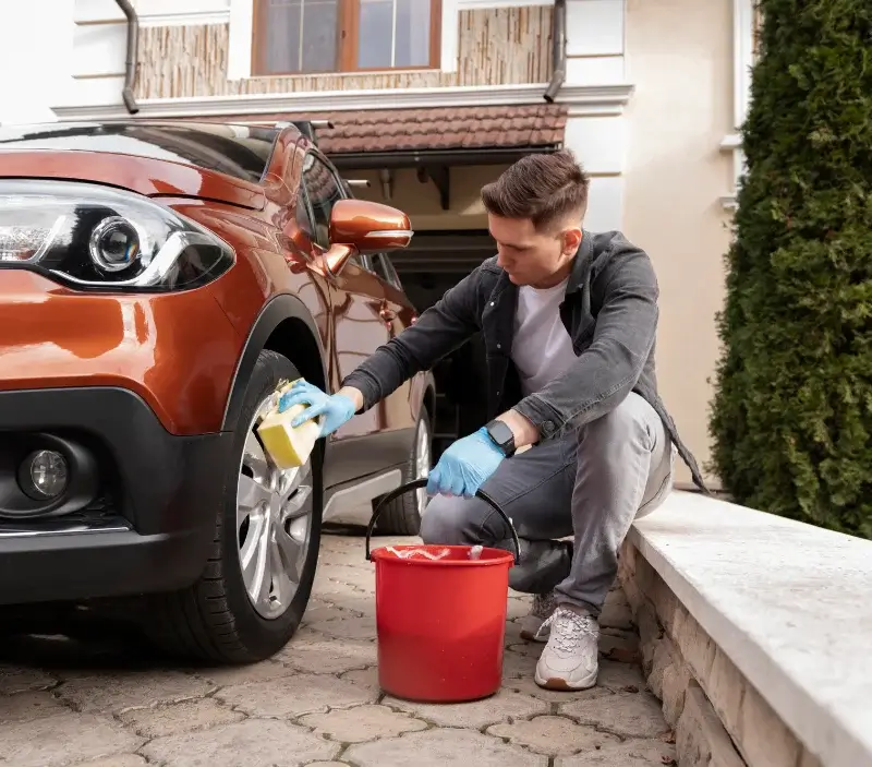 Lavage auto à domicile La Chapelle-Huon : professionnel intervenant sur un véhicule